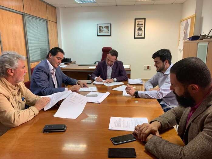 Imagen de la firma del acta de traspaso del contrato (Foto TA)